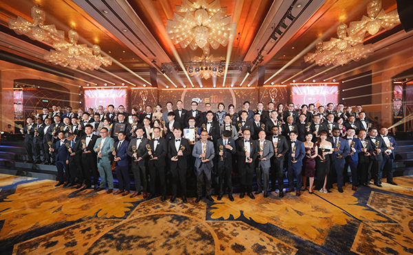 日联科技海外子公司马来西亚Ray Tech登榜 SME100「高速成长企业奖」日联科技海外全资子公司马来西亚Ray Tech (Malaysia) Sdn Bhd入选2025年度马来西亚SME100 Award,Fast Moving Companies「高速成长企业奖」榜单 。 这一荣誉标志着公司的创新能力与综合实力已经在东南亚企业界获得权威认可。 *SME100 Awards是东南亚地区权威的企业成长风向标，由马来西亚财政部引荐，联合国家公信局等权威机构创办，以严苛的量化与质化评估体系，综合审视企业的成长绩效、创新能力、治理水平及社会贡献。  【活动现场】 （领奖图片） Ray Tech董事兼营运经理 Alan Boon 领奖 这一奖项不仅是Ray Tech高速成长与行业竞争力的彰显，更是业界对日联出海东南亚发展成果的肯定。  打造马来西亚高端智造检测标杆 Ray Tech (Malaysia) Sdn Bhd是日联科技在海外打造的第一个综合型基地，集研发、生产与技术服务于一体，构建了全方位、一站式的技术支持体系，为东南亚制造业提供专业、系统的本土化智能检测解决方案。